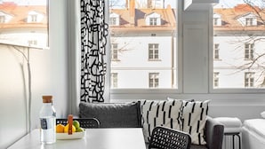 City-Studio | Schreibtisch, laptopgeeigneter Arbeitsplatz, schallisolierte Zimmer