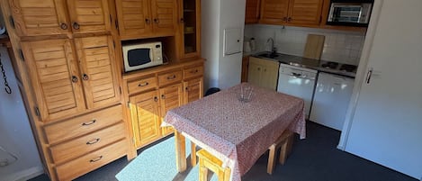 Kühlschrank, Mikrowelle, Geschirrspüler