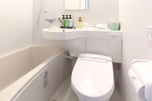 Bañera con ducha, artículos de tocador gratuitos, secador de pelo