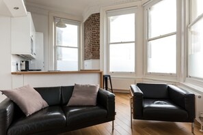 Apartment | Living room - Immaculate 1-bed Apartment on Hove Seafront (Hove)