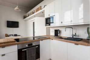 Apartment | Private kitchen | Fridge, microwave, oven, stovetop - Immaculate 1-bed Apartment on Hove Seafront (Hove)