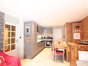 Interior - Cozy 2BR Apartment, Sleeps 6, Central Village, 400m to Slopes (Les Carroz d'Arâches)