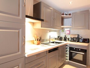 Microwave, dishwasher - Cozy 2BR Apartment, Sleeps 6, Central Village, 400m to Slopes (Les Carroz d'Arâches)