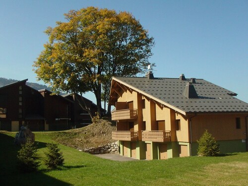 3-bedroom apartment, 2 bathrooms, parking, near slopes, equipped with high standards