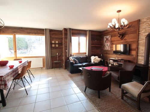 3-bedroom apartment, 2 bathrooms, parking, near slopes, equipped with high standards