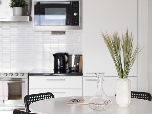 Großer Kühlschrank, Mikrowelle, Ofen, Herdplatte