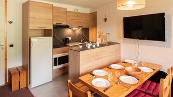 Réfrigérateur, four, lave-vaisselle, cafetière/bouilloire