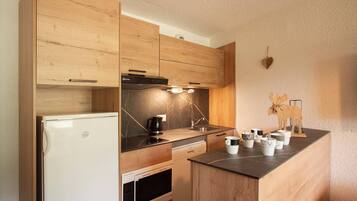 Fridge, oven, dishwasher, coffee/tea maker