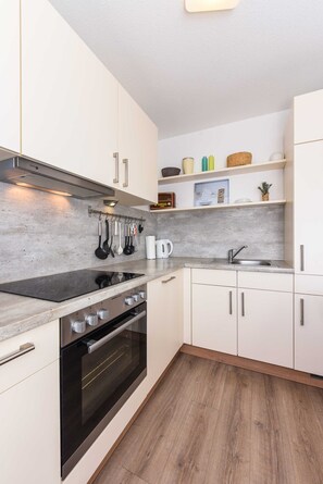 Réfrigérateur, four à micro-ondes, un four, lave-vaisselle