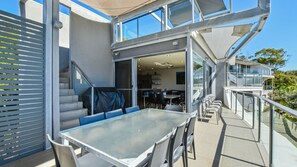 Outdoor dining - Boomerang Breeze Number One (Boomerang Beach)