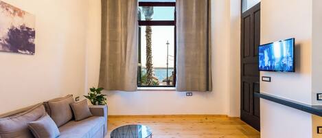 Appartamento Deluxe | Area soggiorno | TV a schermo piatto