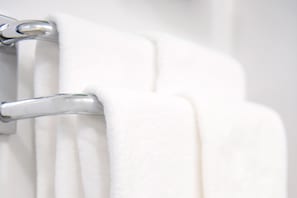 Tina con regadera, amenidades de baño gratuitas, secadora de cabello 