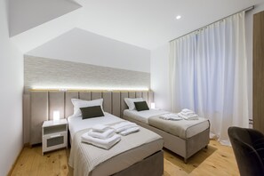 2 bedrooms, in-room safe, desk, laptop workspace - Aigli Seafront Loft-Bespoke Design Gem (Kalamata)