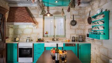 Refrigerador, horno, cafetera y tetera y comedor