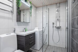 City Apartment | Bathroom | Shower, hair dryer, heated floors, towels