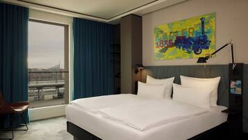 خزنة داخل الغرفة ومكتب ومساحة عمل للكمبيوتر المحمول وتجهيزات عازلة للصوت