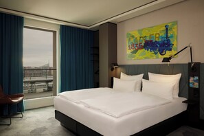 Pengeskab på værelset, skrivebord, arbejdsområde til bærbare computere