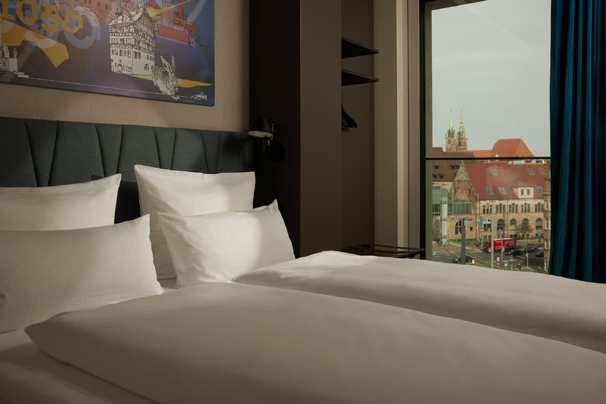 comfort room, 1 king bed (zimmer) | 1 bedroom, in-room safe, desk, laptop workspace