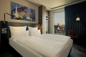 خزنة داخل الغرفة ومكتب ومساحة عمل للكمبيوتر المحمول وتجهيزات عازلة للصوت