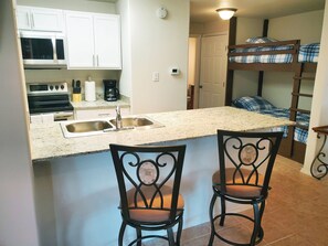 Frigorífico, microondas, horno y placa de cocina