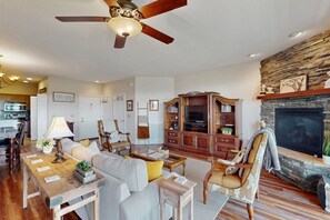 TV, fireplace - Relaxing condo with sweeping valley views, deck, and fireplace (Sugar Mountain)