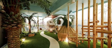 Zona de juegos infantil cubierta