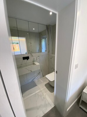 Bathroom - Modern 2 Bedroom 2 Bathroom flat (Reading)