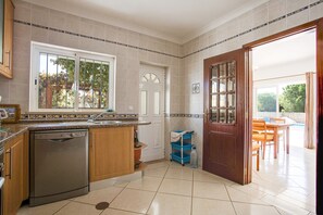 Fridge, microwave, oven, stovetop - Spacious Holiday Home "Casa das Romanzeiras" with Pool, Garden and Terraces (Carvoeiro)