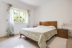 4 makuuhuonetta, silitysrauta/-lauta, ilmainen Wi-Fi, vuodevaatteet