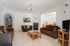 TV, fireplace - Spacious Holiday Home "Casa das Romanzeiras" with Pool, Garden and Terraces (Carvoeiro)
