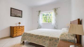4 slaapkamers, een strijkplank/strijkijzer, gratis wifi, beddengoed