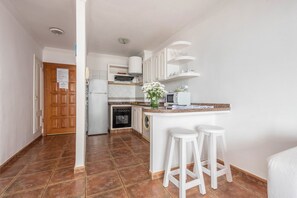 冰箱、微波炉、烤箱、炉灶