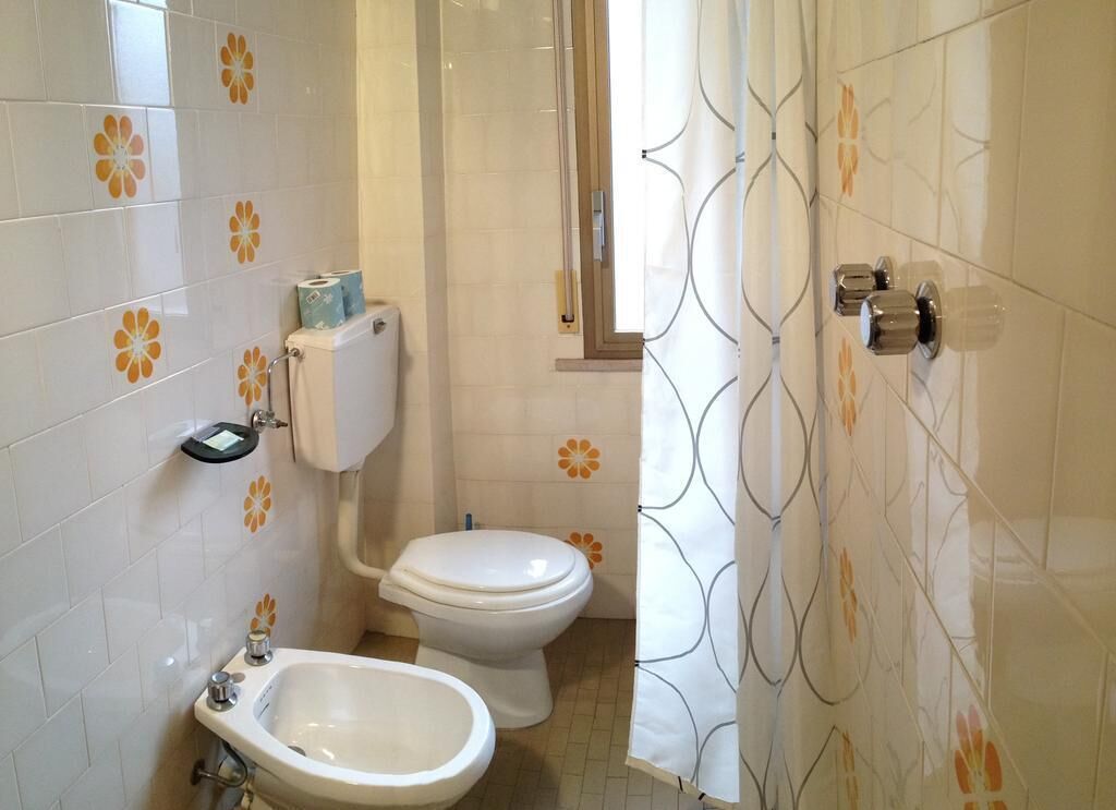 Sèche-cheveux, bidet, serviettes fournies