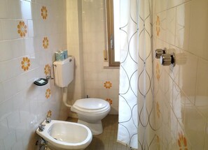 Sèche-cheveux, bidet, serviettes fournies