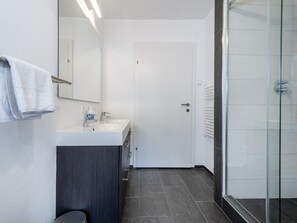 Chalet (Multiple Bedrooms) | Bathroom