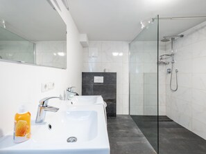 Chalet (Multiple Bedrooms) | Bathroom