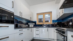 Alpehytte (Multiple Bedrooms) | Eget kjøkken | Mikrobølgeovn, ovn og oppvaskmaskin