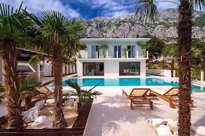 Outdoor pool, an infinity pool