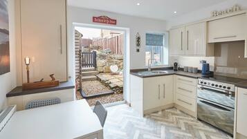 Mökki | Yksityinen keittiö | Täysikokoinen jääkaappi, mikroaaltouuni, uuni, liesi