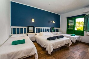 2 chambres, coffres-forts dans les chambres, fer et planche à repasser