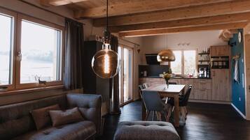 Smart-TV, Kamin, Bücher, Stereoanlage