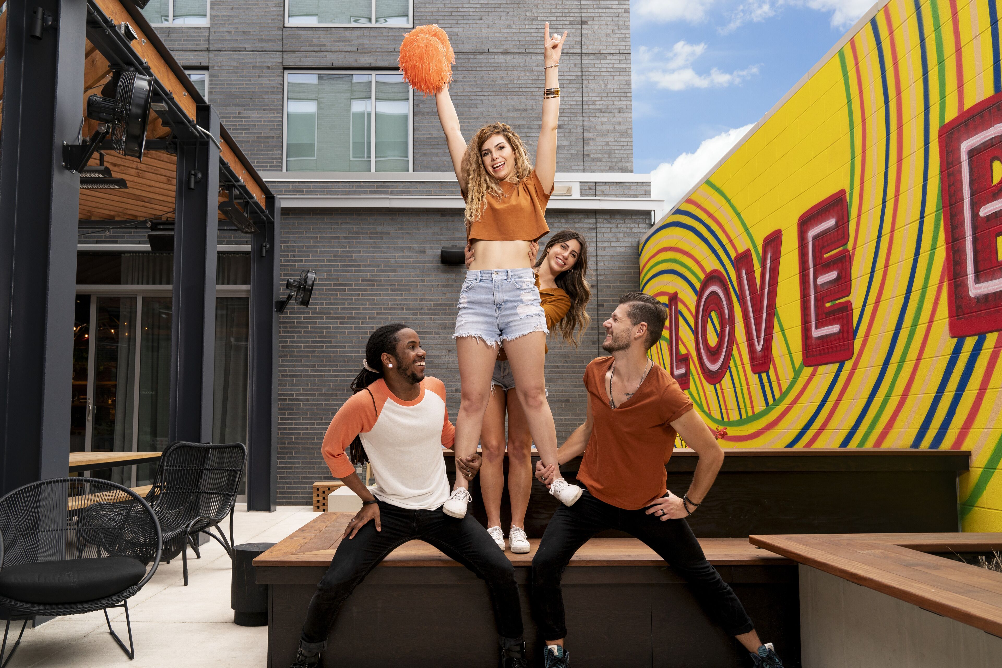 serves lunch and dinner