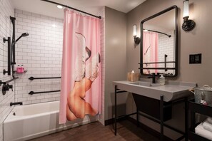 Douche, articles de toilette (gratuits), séchoir à cheveux