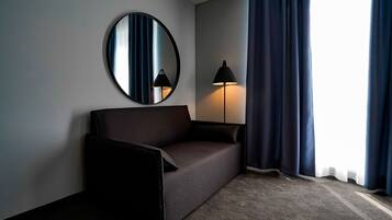 Luxury-Doppelzimmer | Wohnbereich | 50-Zoll-Flachbildfernseher mit Kabelempfang, Fernseher