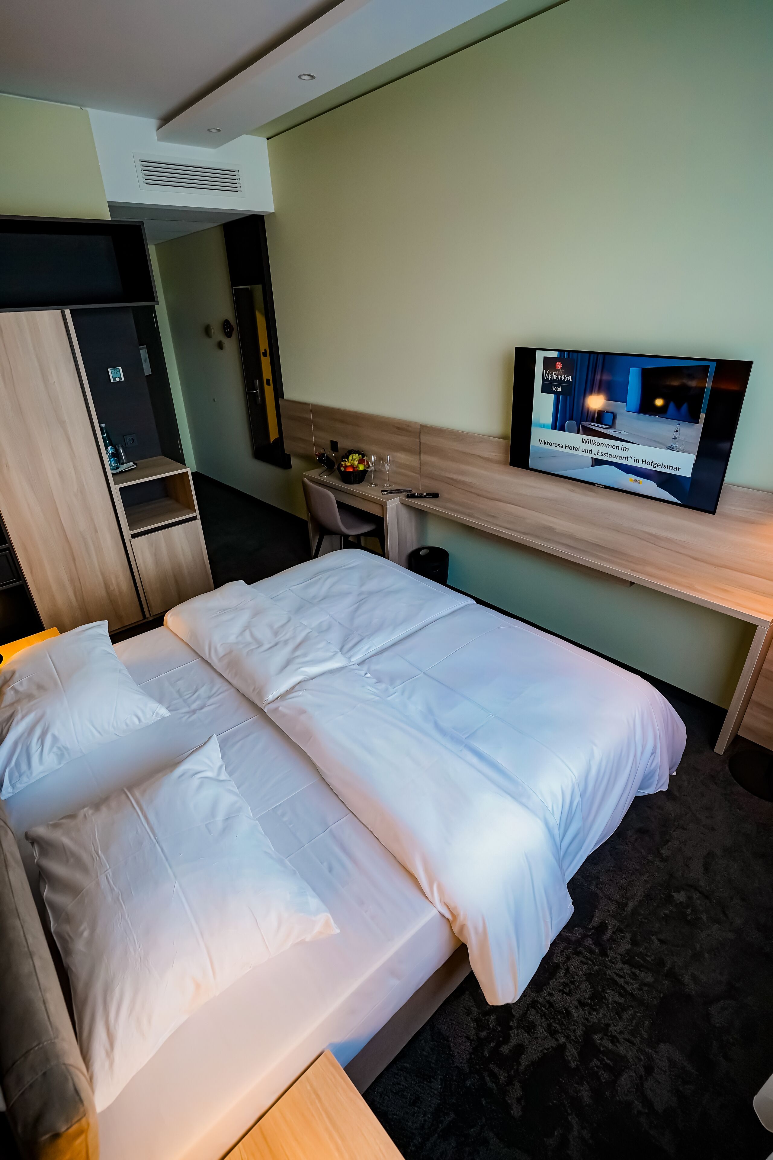 standard double room | minibar, in-room safe, laptop workspace, soundproofing