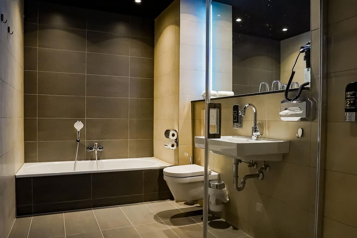 luxury double room | bathroom | hair dryer, towels, soap, shampoo