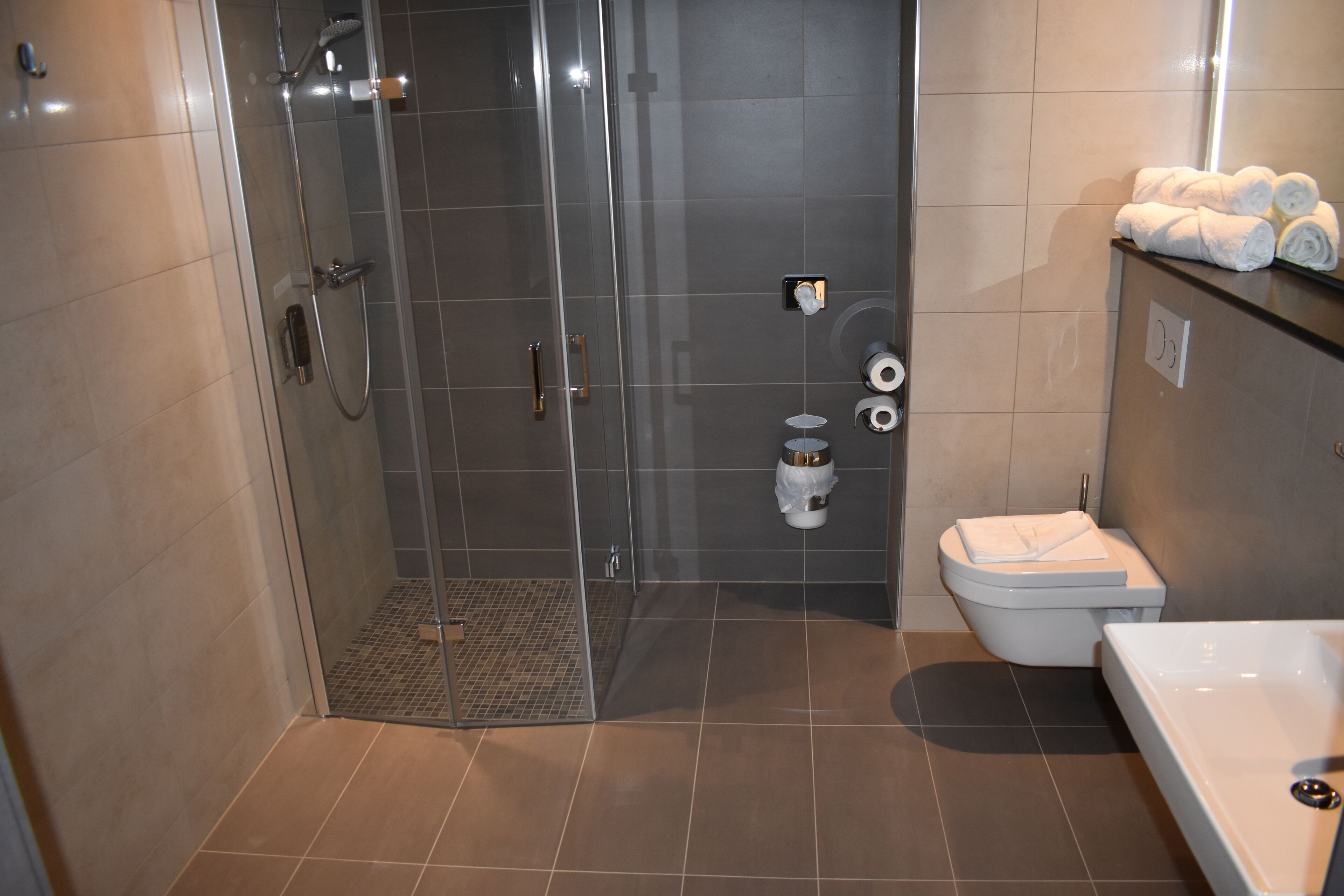 exclusive double room | bathroom | hair dryer, towels, soap, shampoo