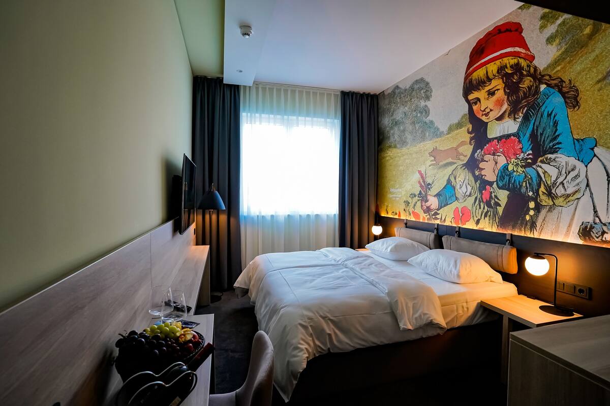 Minibar, brankas, ruang kerja ramah laptop, dan kedap suara