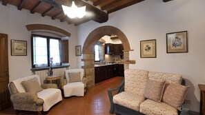 Una televisión, una chimenea