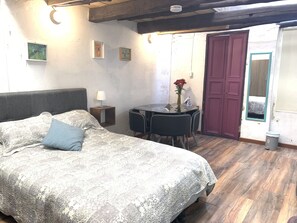 Basic-Apartment | 1 Schlafzimmer, Zimmersafe, individuell dekoriert